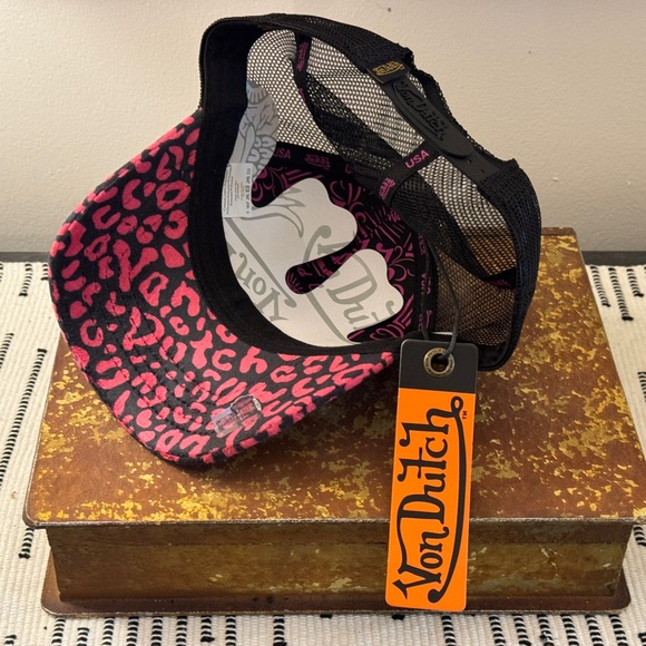 Von Dutch Pink Cheetah Print Velvet Trucker Hat - Picture 2 of 3